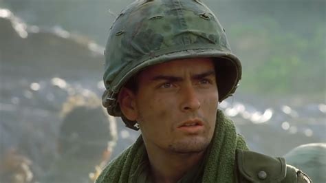 Platoon! En brutal krigsfilm som fångar den psykologiska kostnaden av krig och stjärnor Charlie Sheen!